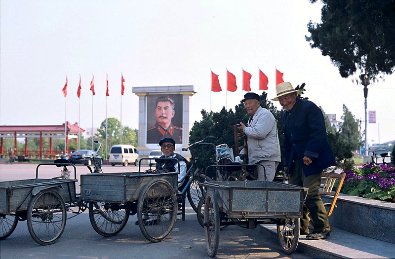 Illustration for article titled Communist Leaders Are Still Watching Us in These Monumental Portraits